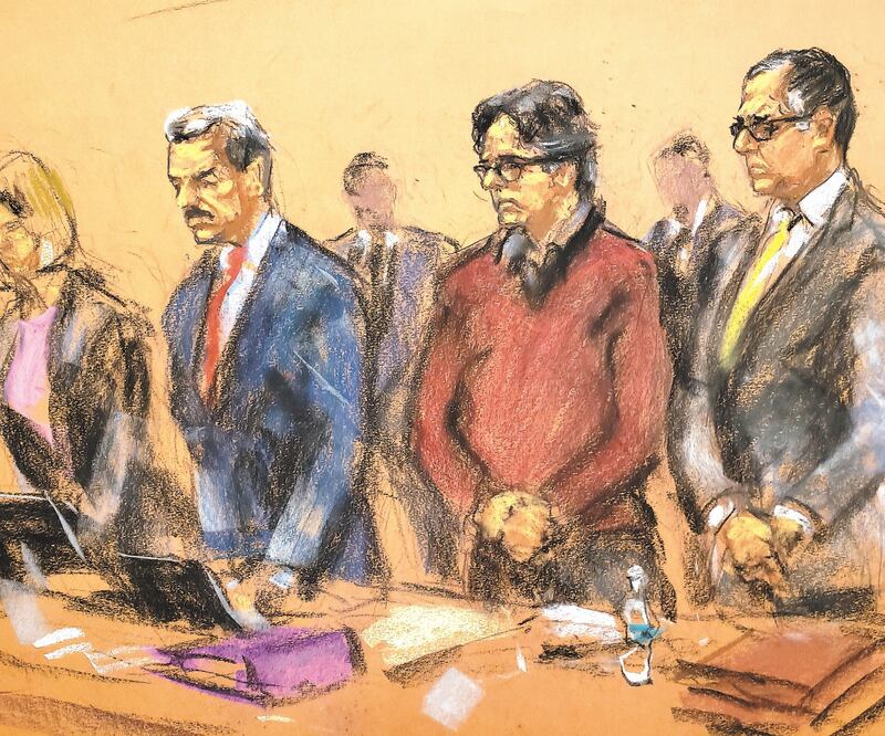 El líder de NXIVM, Keith Raniere (rojo), ante la corte de Brooklyn, el 19 de junio. Foto: JANE ROSENBERG. REUTERS