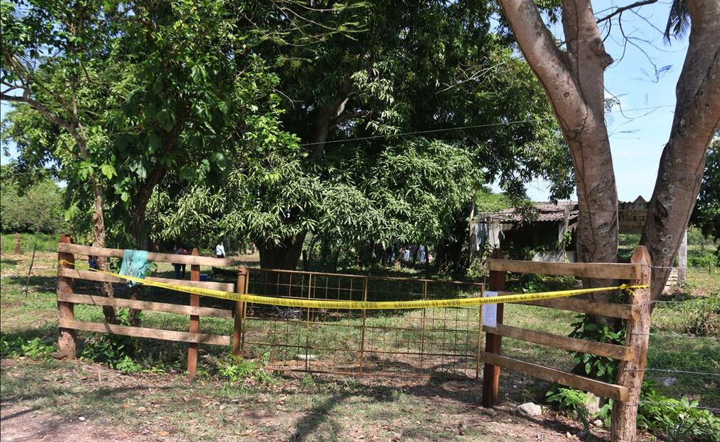 Elementos de la policía municipal aseguraron un rancho llamado El Manantial, en Macuspana, Tabasco, en el que se hallaron fosas clandestinas con restos humanos en su interior, el 26 de marzo de 2025. Foto: Luma López/EL UNIVERSAL