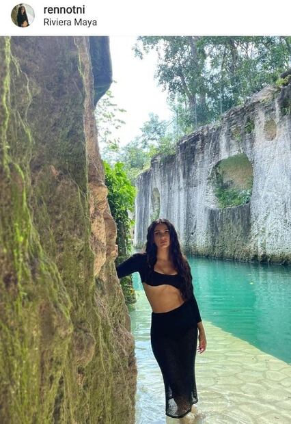 Renata Notni incendió Instagram al posar con un total look de punto en la playa