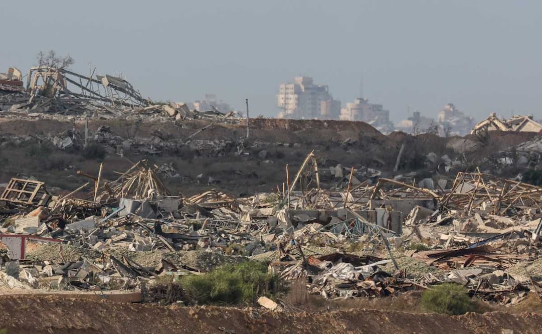 Esta imagen, tomada desde la frontera israelí con la Franja de Gaza, muestra edificios destruidos en el asediado territorio palestino el 9 de septiembre de 2025. El ejército israelí anunció el 9 de septiembre que actuaría con "gran fuerza" en la ciudad de Gaza e instó a los residentes a abandonar el lugar, intensificando un asalto mortal contra el mayor centro urbano del territorio palestino. Foto: AFP