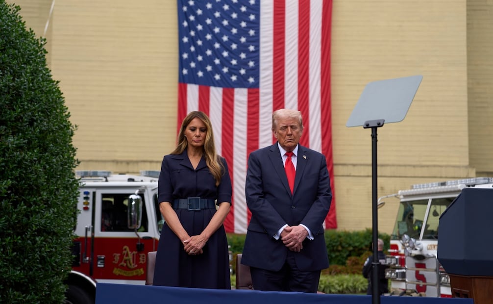 El presidente Donald Trump y la primera dama Melania Trump guardan un momento de silencio durante una ceremonia para conmemorar el 24º aniversario de los ataques del 11 de septiembre, el jueves 11 de septiembre de 2025, en el Pentágono en Washington. Foto: AP