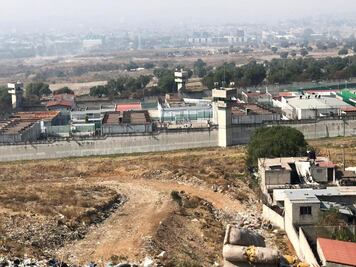 Hallan muerto a recluso en penal de Chiconautla