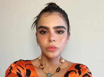 Yuya sorprende con uñas en tono naranja que está en tendencia