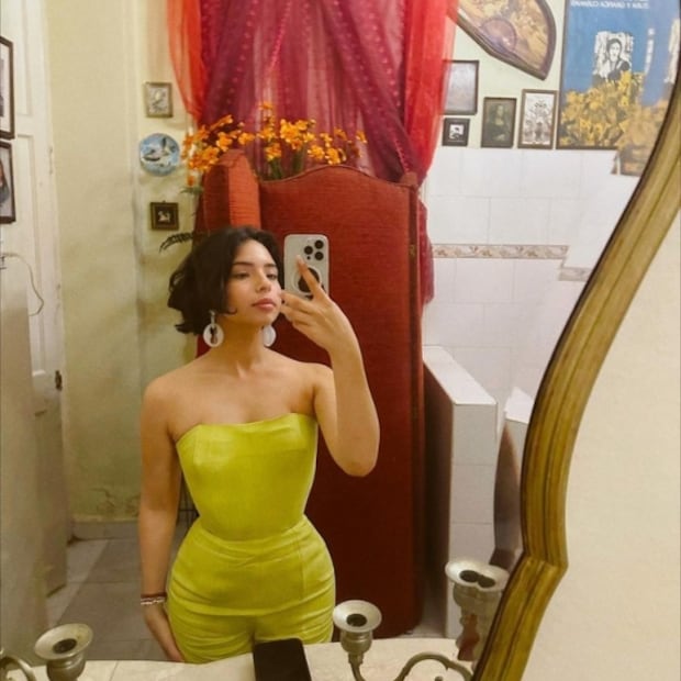 Los looks de Ángela Aguilar durante su viaje a Cuba