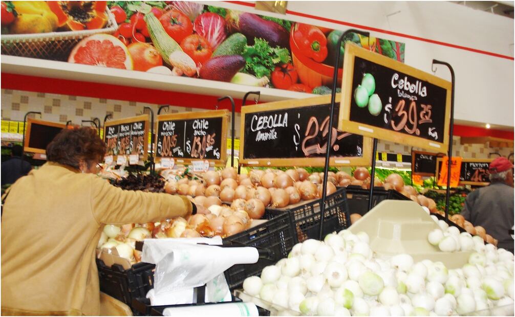 Artículos al menudeo con una caída mensual de 13.2%; abarrotes y alimentos, -2.3%; y papelería, libros, revistas y periódicos, -1.9%. Foto: Especial