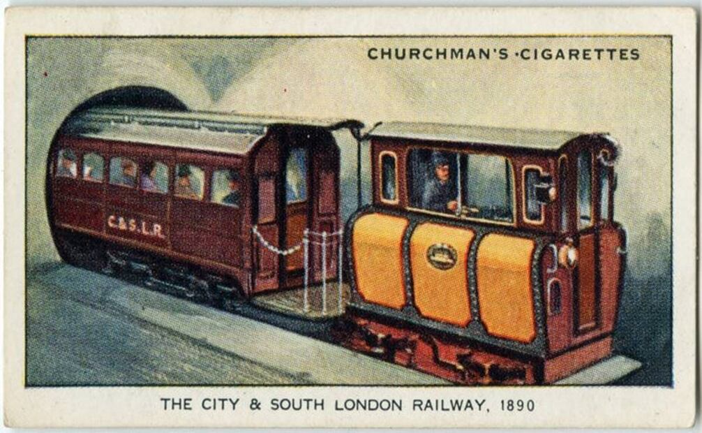 Aunque dé una impresión caricaturesca, esta ilustración del metro londinense en una cajetilla de cigarros Churchman's capturó con precisión el aspecto del antiguo subterráneo. Wikimedia Commons.