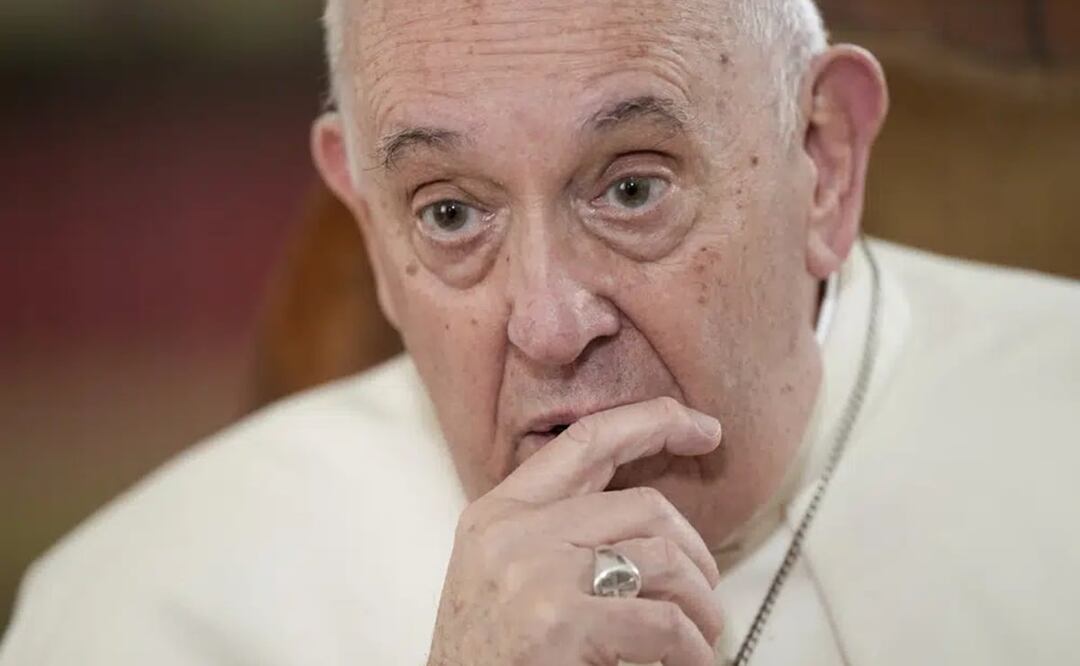 El papa Francisco habla durante una entrevista con The Associated Press en el Vaticano. Foto: AP 