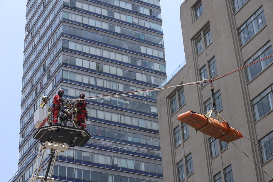 Una enorme grúa fue colocada de manera paralela para atender rescates en edificios altos. (Foto: Gabriel Pano/ EL UNIVERSAL)