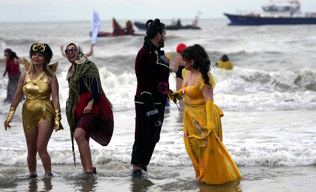 Gente participa en la tradicional inmersión de Año Nuevo en el Mar del Norte en Ostende, Bélgica. Foto: AP