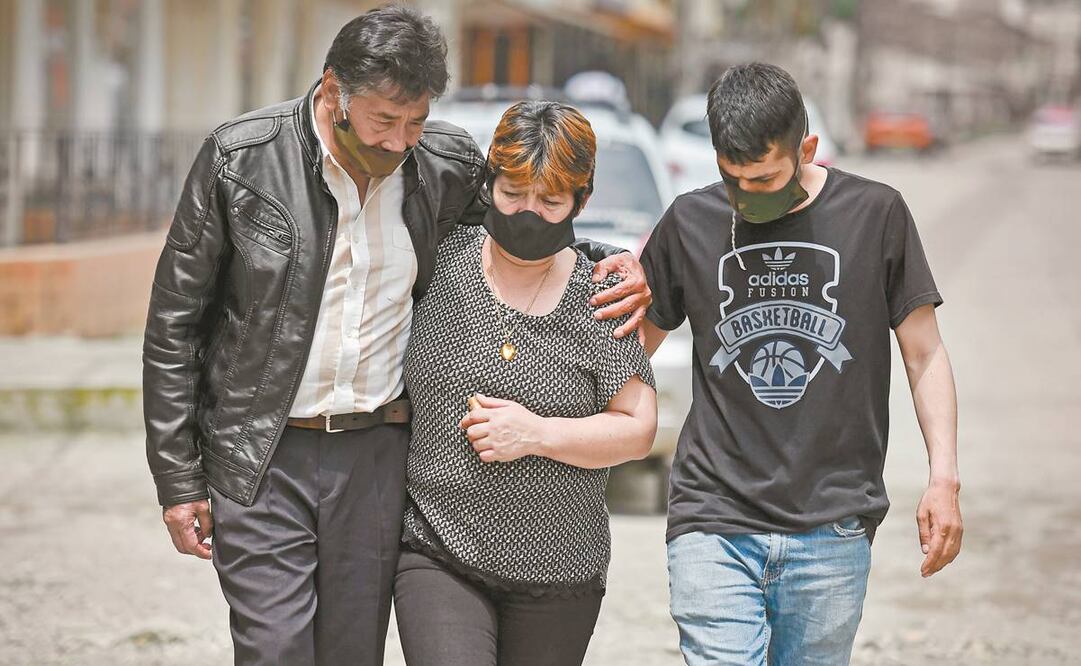 Familiares de uno de los jóvenes asesinados en El Tambo, Cauca, el viernes pasado. Foto: LUIS ROBAYO. AFP