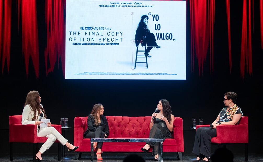 Las panelitas reflexionaron sobre la influencia de Ilon Specht y el impacto que el eslogan de L'Oréal Paris ha tenido en el mundo. Foto: Angélica Chema Sierra EL UNIVERSAL