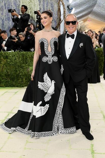 Anne Hathaway y Michael Kors. Foto: AFP