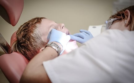 Fiscalía de Coahuila investiga muerte de una niña de 4 años en consulta dental; habría sufrido reacción alérgica a la anestesia