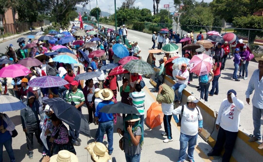 Desde las primeras horas de la mañana la CETEG realizó movilizaciones en Guerrero para pedir al gobierno el cese al hostigamiento magisterial. Foto: Dassaev Téllez/ EL UNIVERSAL