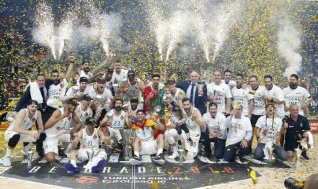 El mexicano presente en la celebración del Real Madrid