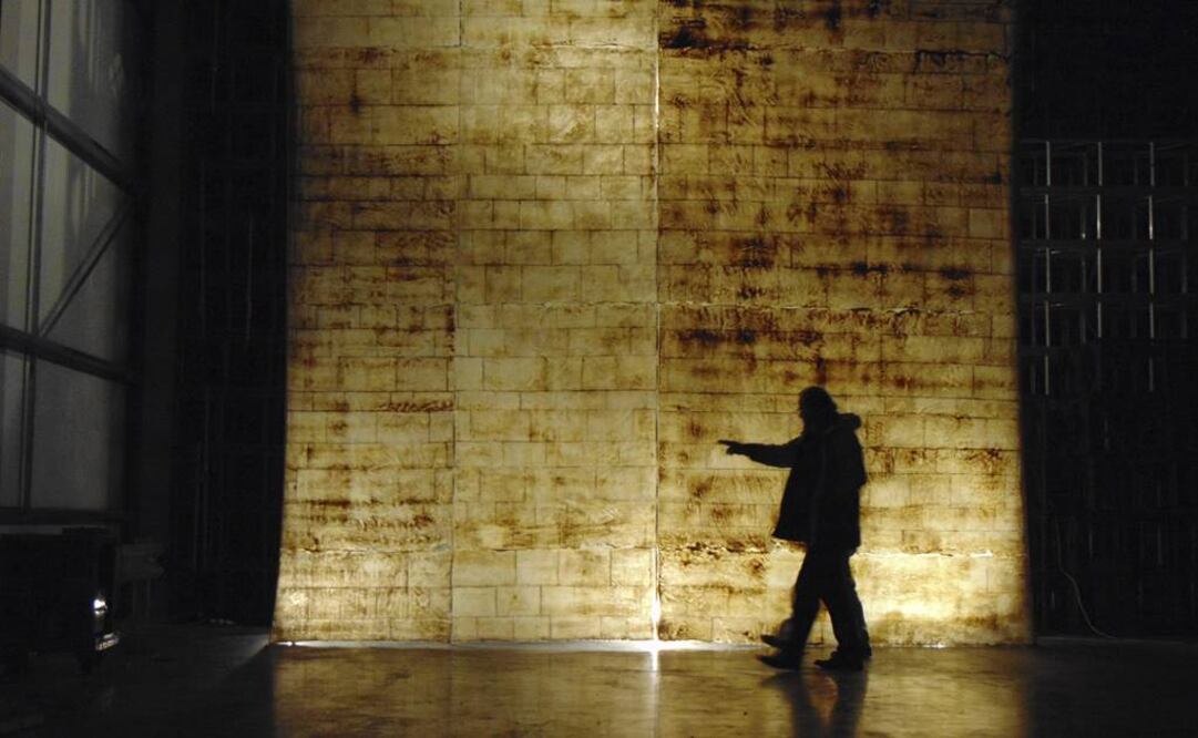 Molde de látex de 50 metros de altura que se aplica de manera líquida a una pared del Westminster Hall, la parte más antigua de la sede del Parlamento británico, y que ablanda y absorbe las partículas de polvo y la contaminación. FOTO: EFE.