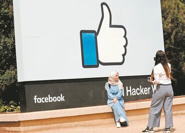 Podrían bajar switch de Facebook y Google; piden un año de gracia