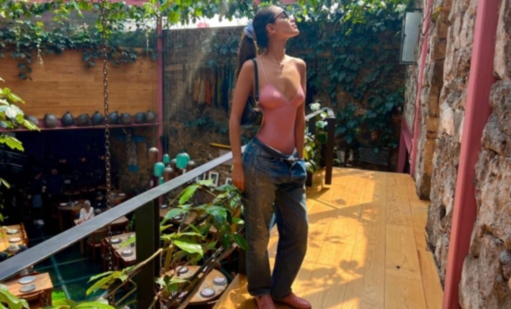 Eiza González luce jeans oversize con body y acierta con su look