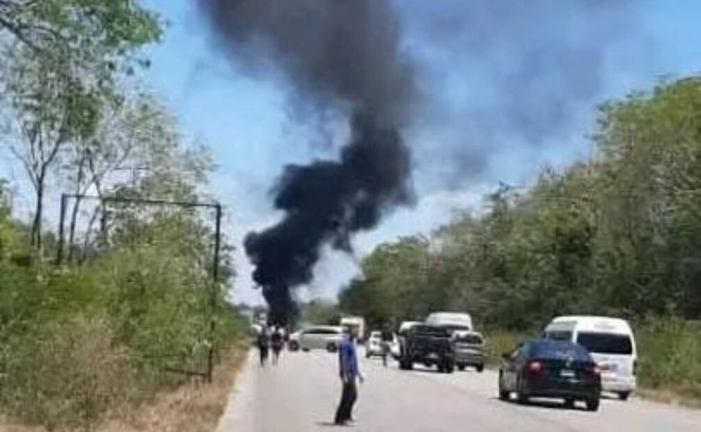 Aterrizaje de emergencia de avioneta en carretera de Yucatán (14/04/2025). Foto: Especial