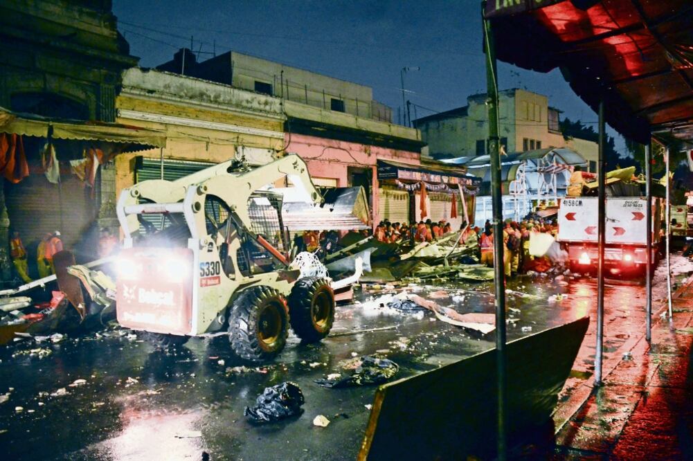 Autoridades trasladaron las estructuras metálicas al Centro de Transferencia de la Central de Abasto. (SECRETARÍA DE GOBIERNO)
