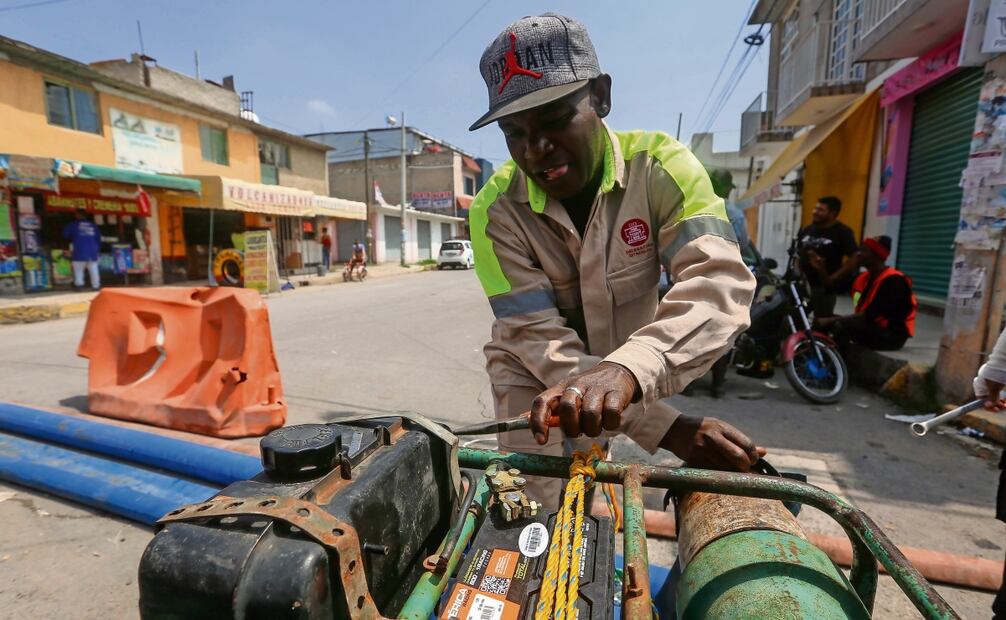 Jean Claude tuvo que buscar otro lugar para vivir, luego de la inundación en Culturas de México. Se puso un overol del Sistema de Aguas de la Ciudad de México y se encarga de operar una motobomba con la que se sacan las aguas negras. 
 Foto: Luis Camacho|El Universal
