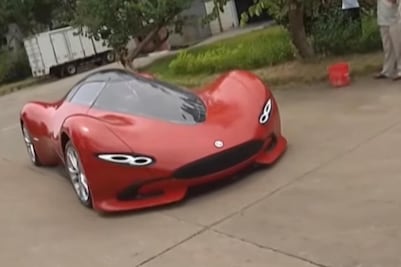 Joven crea su propio auto eléctrico con 50 mil pesos