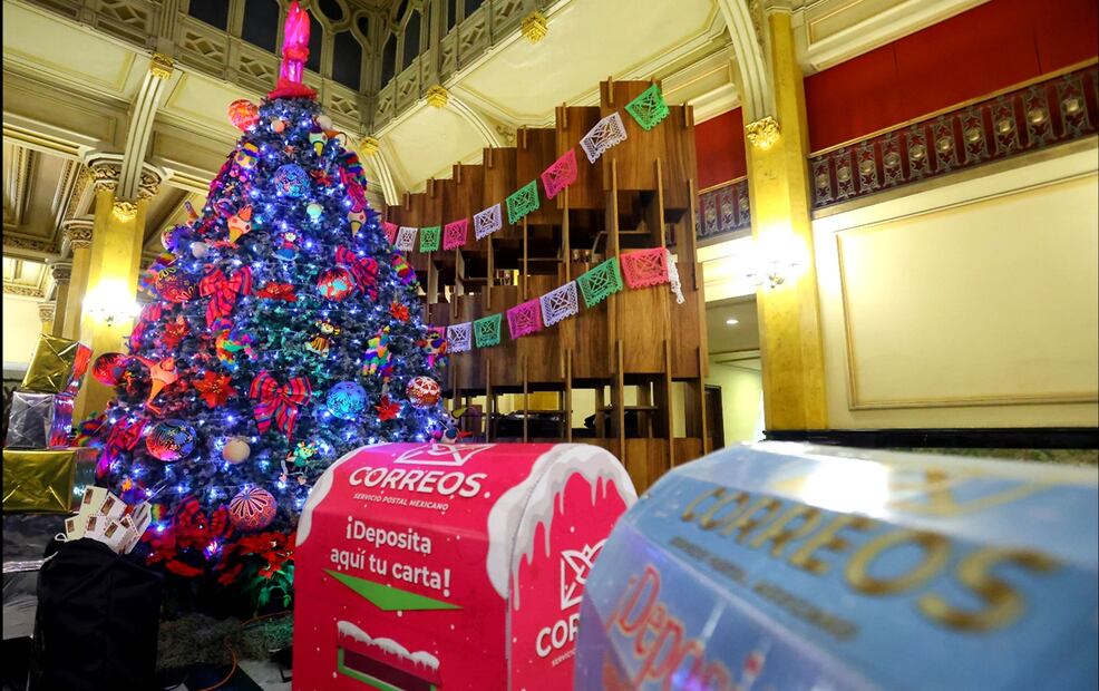A través de Correos de México y a partir del 17 de diciembre, el patio de carteros de la Quinta Casa de Correos se convierte en el Palacio de los Deseos, que cada año recibe cartas y las envía al Polo Norte y a los Reyes Magos. Foto: Fernanda Rojas/EL UNIVERSAL