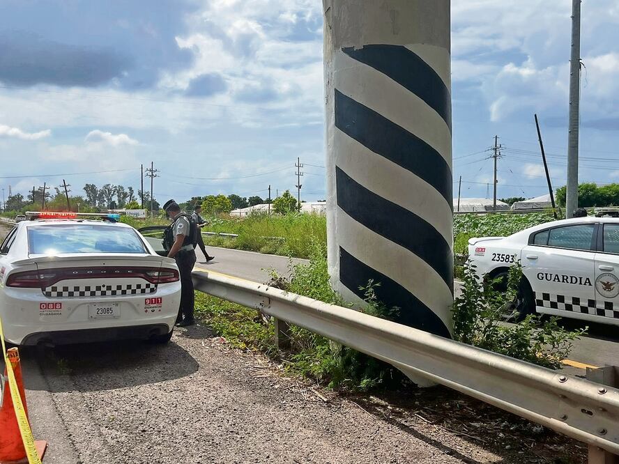 A un costado de la carretera Culiacán-Eldorado, cerca del Trébol, fue hallado el cadáver de un hombre con las manos esposadas a la espalda. Foto Especial