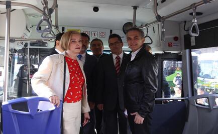 Mancera da banderazo a nuevos autobuses en el Zócalo 