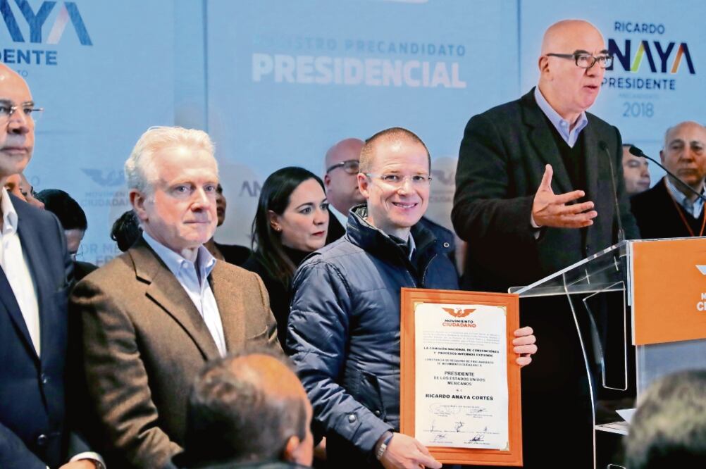 Santiago Creel (izq.) acompañó al precandidato de la coalición al Frente Por México, Ricardo Anaya Cortés, en la sede del partido Movimiento Ciudadano. (LUCÍA GODÍNEZ. EL UNIVERSAL)