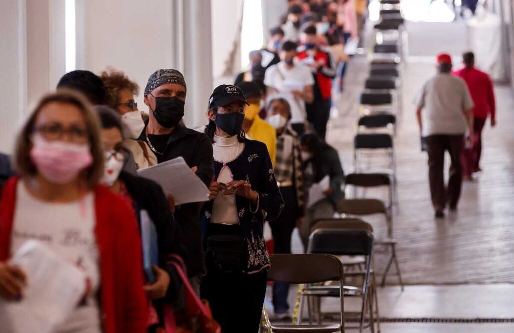 En la foto, personas formadas para recibir la vacuna contra el Covid-19, en México. Foto: EFE/ José Méndez, archivo