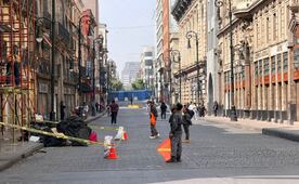 Retiran vallas en Madero tras protestas de comerciantes; acceso al Zócalo sigue restringido por plantón de la CNTE