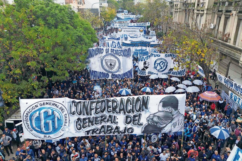Integrantes de organizaciones laborales marcharon durante la manifestación por el Día del Trabajo, en Buenos Aires. Foto: de Luis Robayo. AFP
