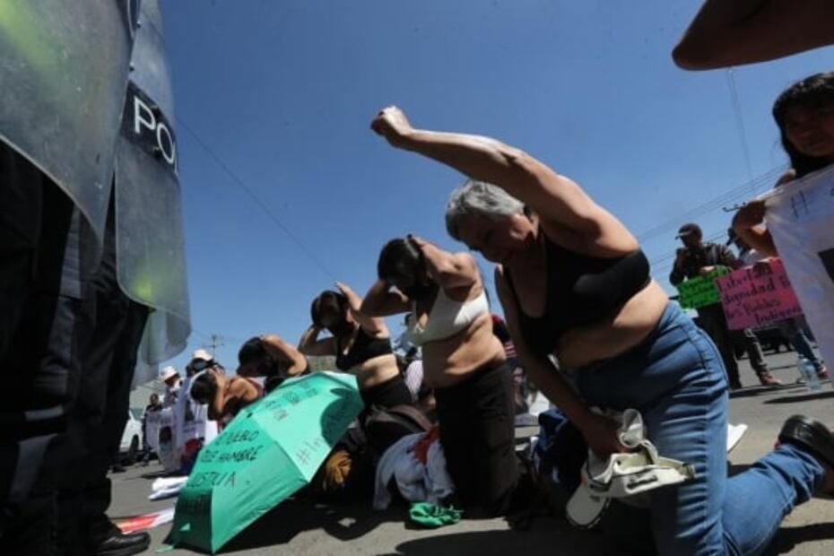 Realizan protesta pacífica frente a la Codhem; granaderos pretendían desalojarlos