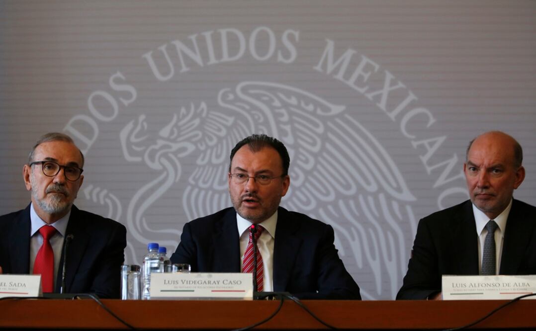 Mexican Foreign Secretary Luis Videgaray Caso (center) accompanied by Undersecretaries for North America, Carlos Manuel Sada (left) and Luis Alfonso de Alba (right), for Latin American and the Caribbean – Photo: Moises Castillo/AP