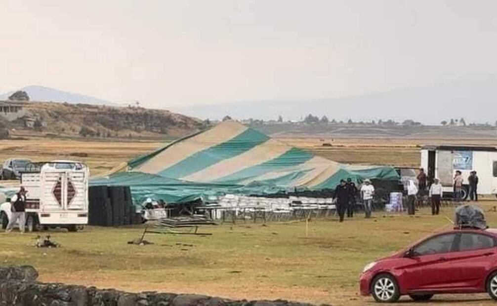 La candidata Guadalupe Díaz realizó un comunicado por medio de sus redes sociales, informó que no se reportan muertos, ni heridos durante la caída de la lona, si acaso solo un menor que sufrió una crisis nerviosa. Foto: Especial