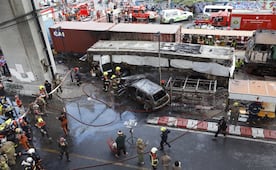 Choca tren contra autobús público en Tailandia; reportan al menos 8 muertos y 20 heridos