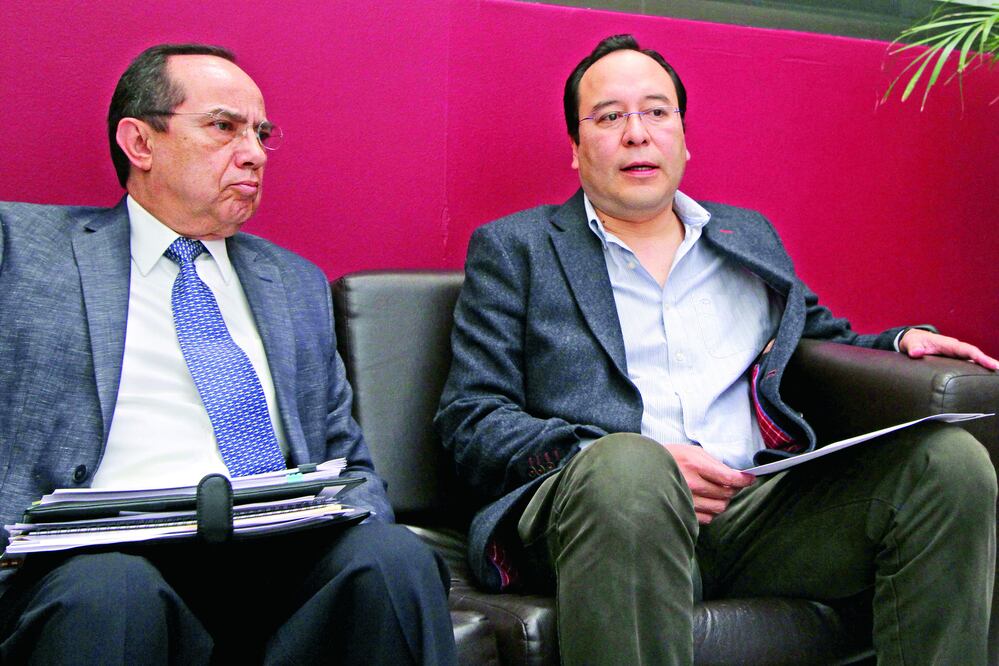 Eduardo Burza, secretario técnico de la Comisión de Fiscalización del INE, y Ciro Murayama, consejero, informaron que el Edomex fue la entidad con más fallas (CARLOS MEJÍA. EL UNIVERSAL)