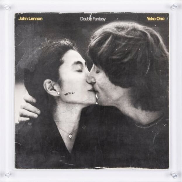 El disco que John Lennon le firmó a su asesino, Mark Chapman, valdría 2 mdd