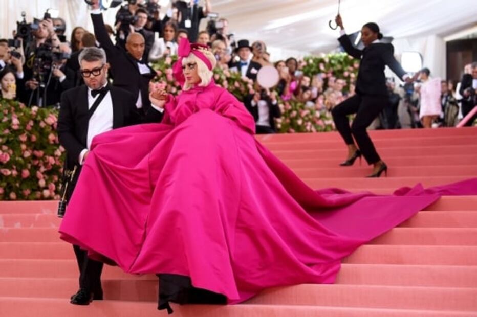Lady Gaga sorprende en la gala del MET