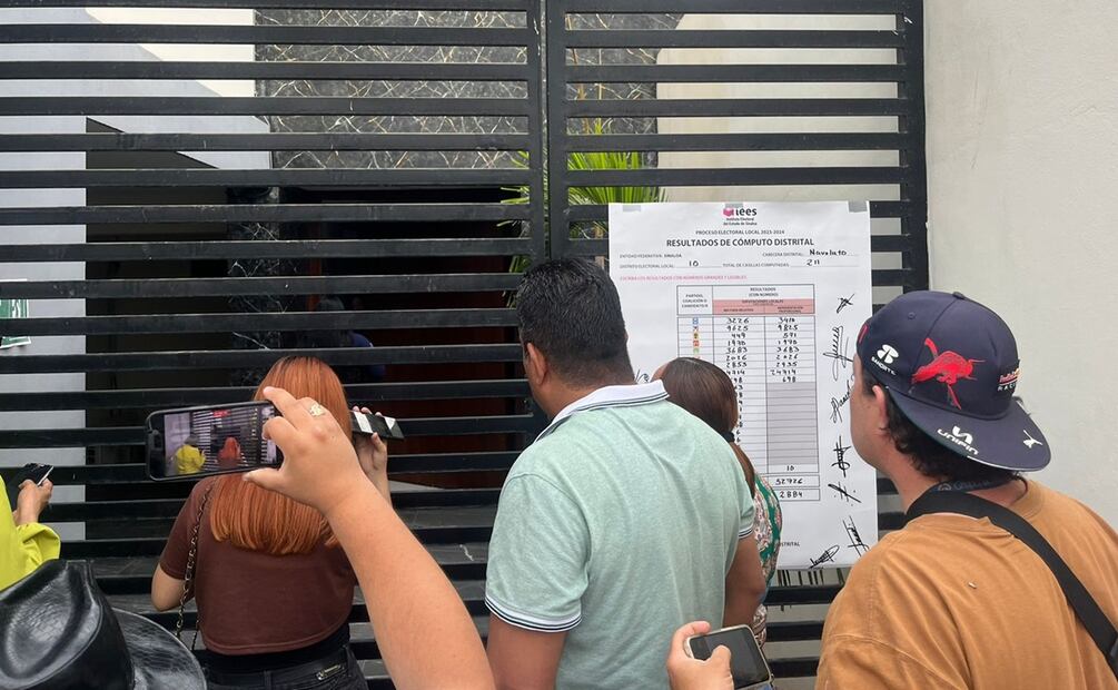 Simpatizantes de Morena exigen copias de resultados de cada casilla tras triunfo de Jorge Bojórquez en Navolato, Sinaloa. Foto: Javier Cabrera Martínez