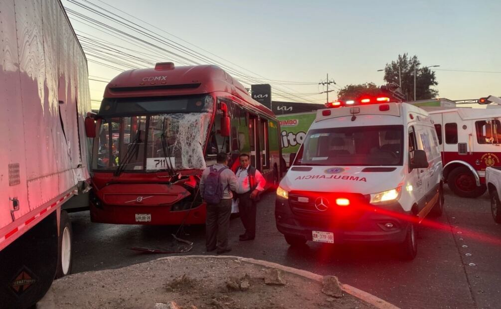 Choque de unidad del Metrobús deja nueve lesionados en Calzada Vallejo. Foto: Especial