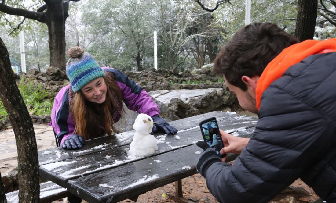 Las montañas de Nuevo León amanecieron hoy cubiertas de nieve y aguanieve con temperaturas de hasta menos siete grados, debido a la onda gélida que afecta la zona noreste del país. Foto: Emilio Vásquez/EL UNIVERSAL