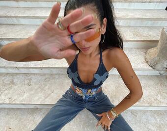 El manicure craquelado de Dua Lipa ideal para estas fechas