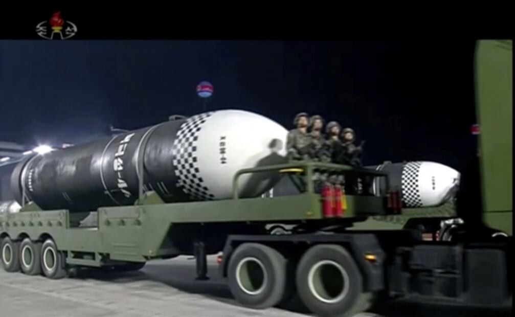 Corea del Norte exhibe un nuevo y mayor misil intercontinental