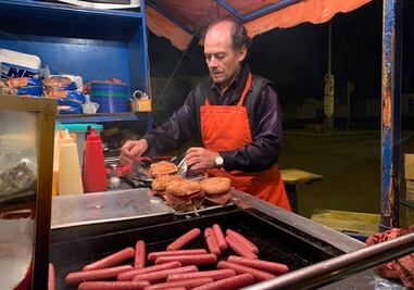 Vende hamburguesas en puente donde colgaron a 9; "no le temo casi a nada", dice