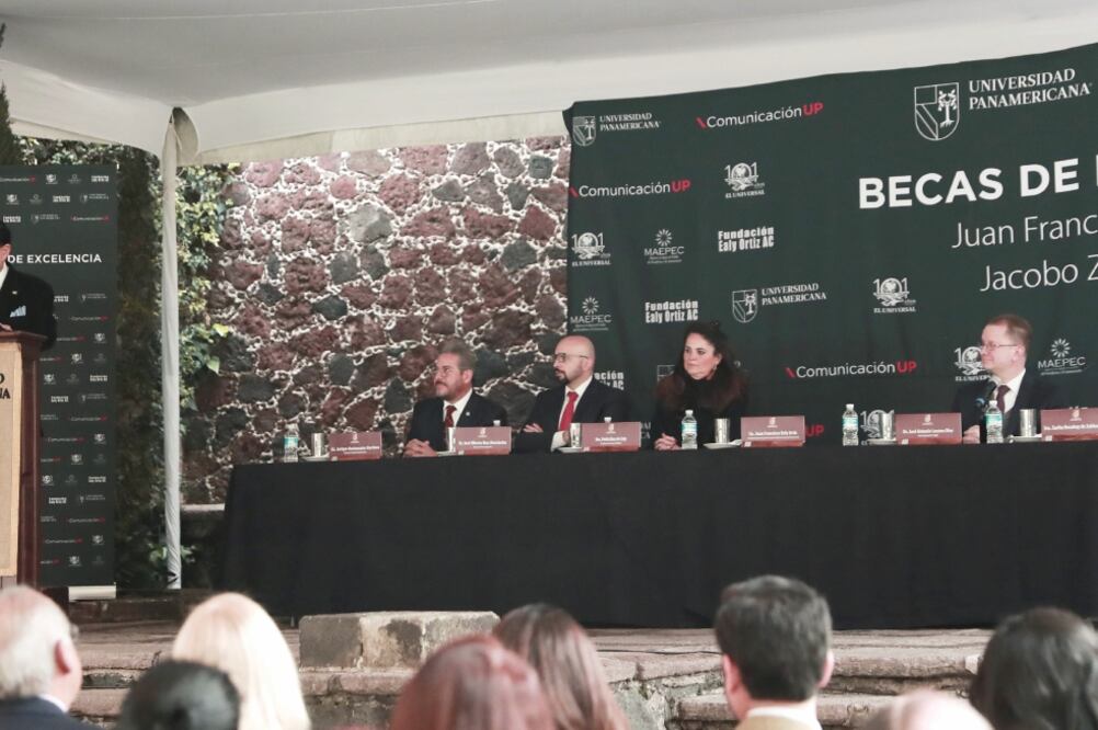 El Licenciado Juan Francisco Ealy Ortiz, Presidente Ejecutivo y del Consejo de Administración de EL UNIVERSAL, encabezó la ceremonia de asignación de Becas de Excelencia (ALEJANDRA LEYVA. EL UNIVERSAL)