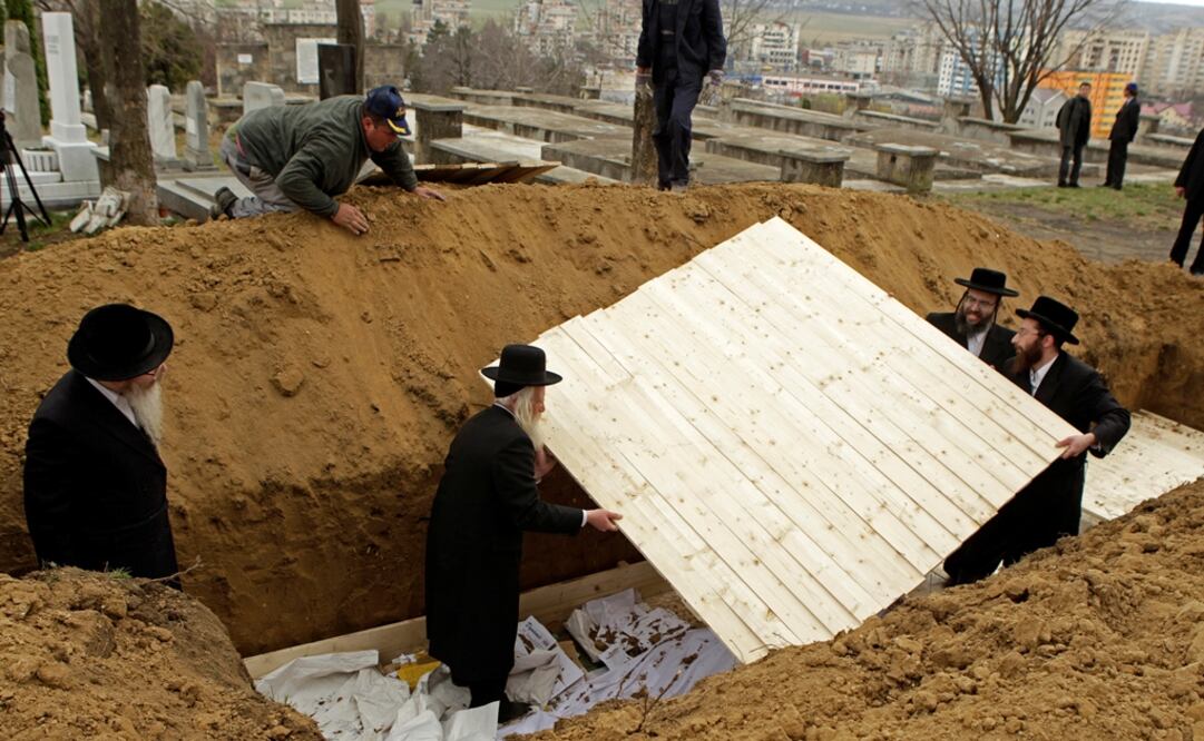 Rabinos de Inglaterra y EU preparan una tumba para enterrar los restos de docenas de judíos en Rumanía. Foto: REUTERS/Bogdan Cristel/Archivo
