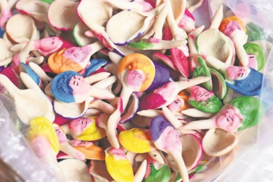 La tradición de “poner carita” al pan de muerto