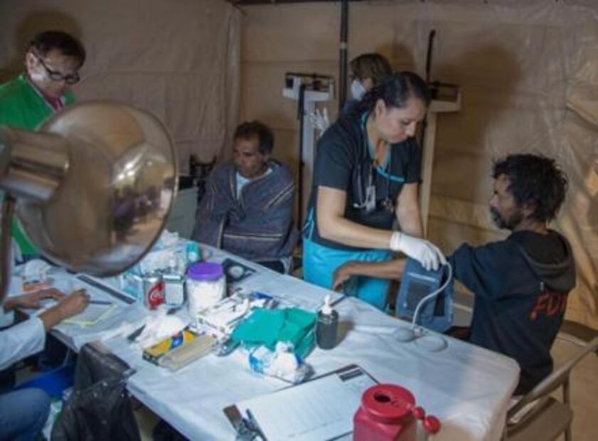 Indigentes reciben "cambio de look" en Tijuana